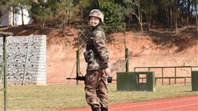 迪麗熱巴,女兵,正妹,手榴彈,考試,結業式,從軍,大陸,解放軍,當兵,　圖／翻攝自