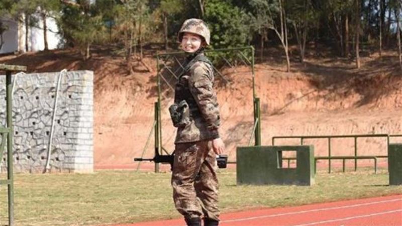 女兵酷似迪麗熱巴　網被迷倒：想當兵