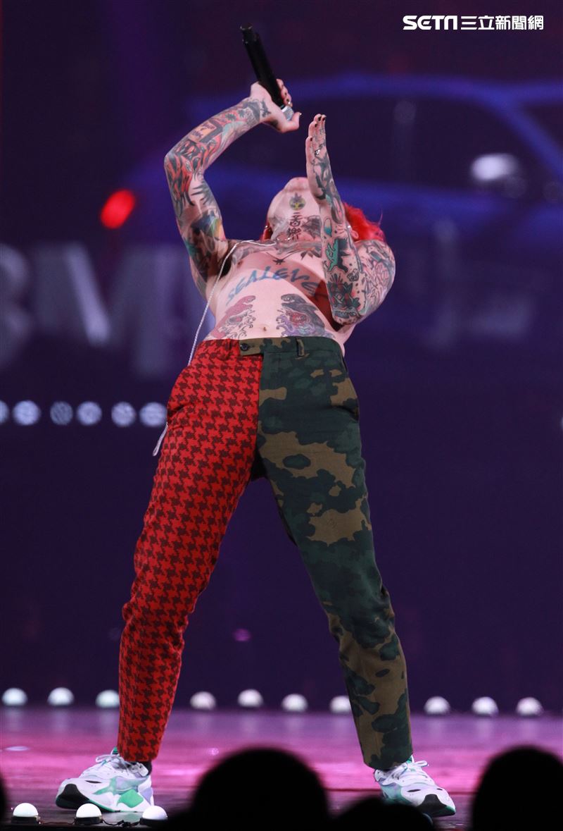 謝和弦到KKBOX風雲榜開唱又失控，開唱接連強吻女粉全場四處亂竄嚇跑觀眾。（記者邱榮吉/攝影）