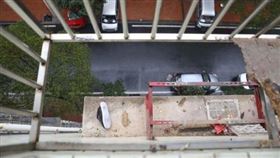 大陸,大掃除,墜樓,摔死,防盜欄（圖／翻攝自澎湃新聞）