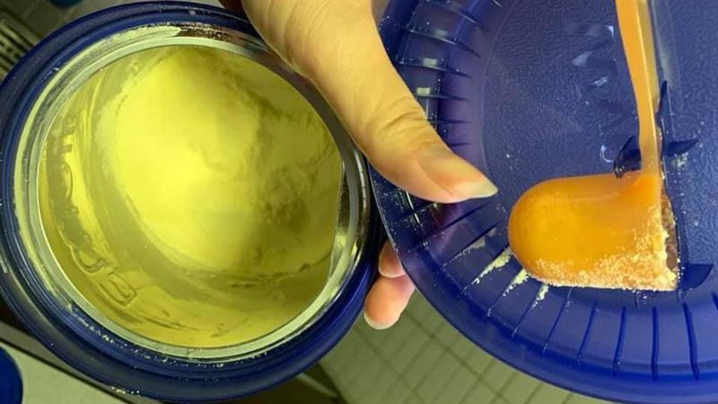 二寶媽清晨泡奶粉　手一滑噴1600