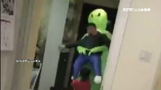 爹被「綠星人」抓走兒淚奔！結局笑翻