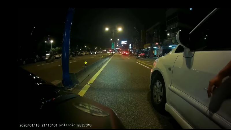 騎內車道遭逼車　機車神反擊掀熱議