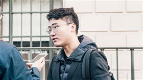 中駐英大使館外聯合抗議　鄭文傑現身英國的香港人組織以及維吾爾族、西藏人士19日在中國駐英大使館外抗議，前英國駐香港總領事館職員鄭文傑現身。（讀者提供）中央社記者戴雅真倫敦傳真　109年1月20日