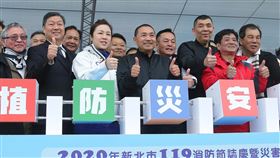 侯友宜期許OHCA救活率拚世界第一新北市長侯友宜（前左4）19日出席119消防節慶祝活動，他表示，新北市警消OHCA（到院前心肺功能停止）救活率位居世界第2名，希望未來能與救災救護人員緊密合作，力拚世界第一。（市府提供）中央社記者王鴻國傳真　109年1月19日