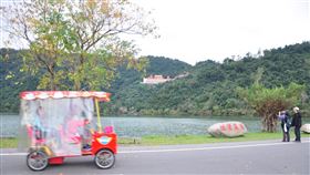 梅花湖電動車屢傳撞人意外　2月起禁止環湖宜蘭縣冬山鄉梅花湖風光明媚，當地有環湖道路供民眾健行，但近年常有業者提供電動三輪車或四輪車供遊客租借環湖，屢次發生撞人意外。鄉公所19日指出，2月1日起禁止這些車輛環湖，以維護安全。中央社記者沈如峰宜蘭縣攝　109年1月19日