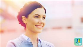 名家專用／NOW健康／巫小姐發現自己牙周病的問題導致牙齒變長、牙肉萎縮、縫隙愈來愈大，而求助專業牙醫師診斷治療，現今已重拾美麗笑容。(勿用)