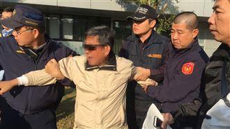 嗆霸權草菅人命　男持汽油市府前抗議