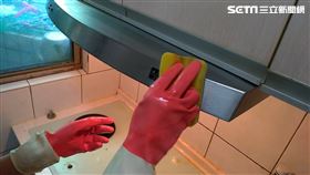 過年大掃除！廚房油垢超難刷？達人出招「布丁杯」超好用。（圖／記者陳韋帆攝影）