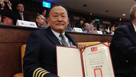 民航績優從業人員頒獎　遠航機師張克辛獲獎民航局20日舉行73週年慶，並頒獎表揚民航績優從業人員，遠東航空正機師張克辛（前）獲獎。中央社記者汪淑芬攝　109年1月20日