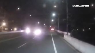 機車追撞汽車引燃　騎士二度灼傷送醫