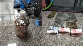 超狂！他拿水桶存錢　2年後曝結算金額…網驚呆：有6位數（圖／翻攝自爆廢公社）