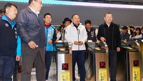 新北捷運環狀線試乘首日　侯友宜體驗（2）新北捷運環狀線第1階段19日起開放免費試乘，時間為每日上午10時至下午4時，開放試乘第一天，新北市長侯友宜（前右2）率先試乘體驗到板橋站下車、出站。中央社記者王騰毅攝  109年1月19日