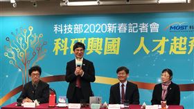 科技部史上任期最長部長 陳良基細數任內政績科技部20日舉行年終記者會，部長陳良基（左2）細數過去任內的施政成果，包含人才培育、半導體計畫、太空產業發展、人工智慧（AI）應用與法規鬆綁等。中央社記者吳柏緯攝 109年1月20日