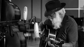 樂壇不捨！美國歌手突喊抱歉　下秒低頭猝死…殞落最愛舞台（圖／翻攝自臉書）