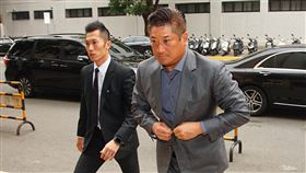 辜仲諒涉紅火案出庭應訊（1）身兼中華棒球協會理事長的中國信託慈善基金會董事長辜仲諒（右）涉紅火案，高院更二審20日開庭，辜仲諒在隨扈陪同下出庭應訊。中央社記者王騰毅攝　109年1月20日