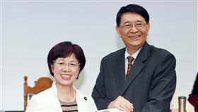 尤美女致贈問政實錄予立院民進黨籍立委尤美女（左）17日在立法院舉辦感恩茶會，並將8年問政實錄集結成冊致贈立法院，由秘書長林志嘉（右）代表收下。中央社記者施宗暉攝　109年1月17日