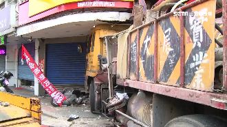 灌漿車暴衝卡騎樓　撞爛4機車1轎車