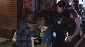 陸籍母子逛夜市走散　警靠線索助重逢來台自由行的10歲中國籍男童與媽媽在夜市走散，警方詢問「下榻旅館外觀」等線索，順利將男童帶回旅館，幫助母子重逢，母親也深深感謝警方熱心協助。（中壢警方提供）中央社記者邱俊欽桃園機場傳真　109年1月20日