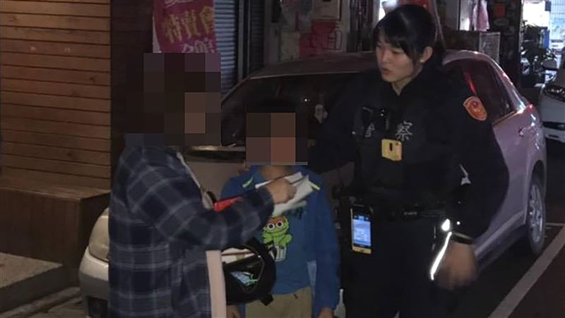 童逛夜市與母走散　警扮柯南找線索