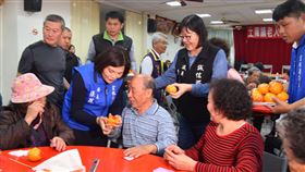 張麗善贈茂谷柑　祝福共餐長輩　雲林縣政府20日贈送1萬顆貼有福字的茂谷柑，給長青食堂共餐長輩。縣長張麗善（前左2）祝大家「食」來運轉，好運「柑」來。中央社記者蔡智明攝　109年1月20日