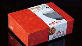 北宋汝窯為發想　冰裂紋鐵盒永久保存包裝設計曾獲得2017年德國紅點設計獎的「Choice巧思」，推出限量故宮汝窯鐵盒，以北宋汝窯為創作發想，設計出帶有冰裂紋的紅色鐵盒。（巧思提供）中央社記者鄭景雯傳真　109年1月20日