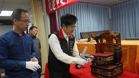 江躍辰體驗科學儀器檢測廟宇古物花蓮縣文化局長江躍辰（右）在國立科學工藝博物館研究人員吳慶泰（左）指導下，體驗以科學化儀器檢測花蓮廟宇古物。中央社記者張祈攝　109年1月20日