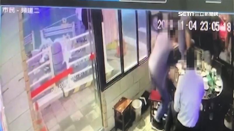 嫌隔壁桌太吵！2桌客人活蝦餐廳開打