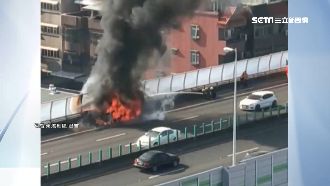 國道火燒車　貨車自燃駕駛跳車急逃命