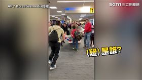 ▲突然從橫幅驚喜現身的爸爸。（圖／AP／ttcreativemedia授權）