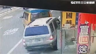 小朋友剛下車　幾秒後娃娃車遭猛撞