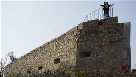 來金門船型堡　重現鐵達尼號經典畫面金門縣金沙鎮后扁海灘旁的E42據點，因碉堡造型像一艘戰艦，一般稱為「船型堡」。金門國家公園管理處20日邀民眾春節期間來此暢遊，重現「鐵達尼號」經典畫面。中央社記者黃慧敏攝　109年1月20日