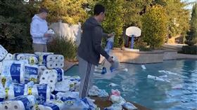 網紅拿衛生紙做實驗。（圖／翻攝自Tyler Oliveira YouTube