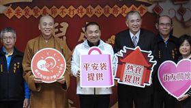 新北春節送暖　設平安袋緊急採買金供索取周轉新北市長侯友宜（左3）20日出席「109年平安袋暨春節不打烊貼心服務」記者會，侯友宜表示，將提供2000份「平安袋」，照顧弱勢家庭；各派出所也會放置新台幣1萬元緊急採買金，提供有急需民眾預借周轉。中央社記者王鴻國攝　109年1月20日