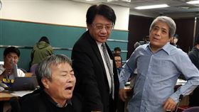 中火新建燃氣機組環評會議　環團不願離場環保署20日審查台中發電廠新建2部燃氣機組環評案，進入閉門會議前，台灣健康空氣行動聯盟執行長楊澤民（前左）堅持不願離席，大會主席環保署副署長蔡鴻德（前中）宣布暫時休息，並親勸楊澤民離場。中央社記者張雄風攝　109年1月20日