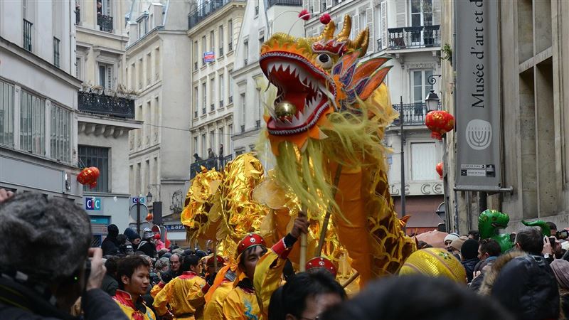 外國怎迎新年？砸盤、拋垃圾還瘋互毆