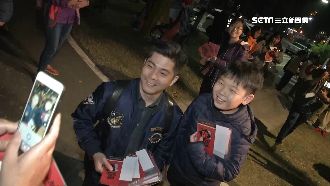 對嘴哥高雄發「罷韓」春聯　大排長龍