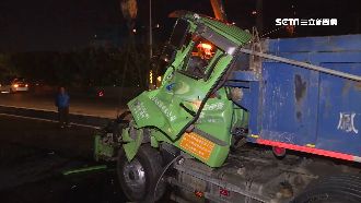 貨車衝分隔島　對向駕駛撞上慘死
