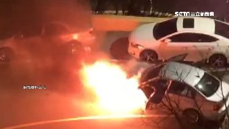 烘爐地旁火燒車　百萬轎車燒到全毀