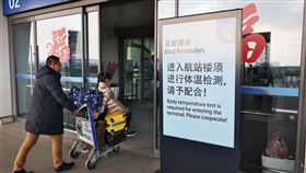 武漢不明肺炎病毒疫情毫無減緩跡象，中國衛生單位21日表示，武漢通報第4起死亡病例，死者是89歲男性，13日出現癥狀，5天後因呼吸困難送醫治療，並於19日喪生。圖為武漢國際機場看板提醒旅客配合體溫檢測。（檔案照片／共同社提供）
