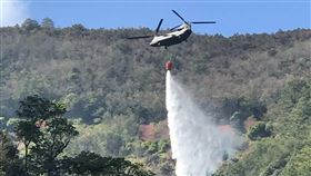 梨山森林大火 航特部直升機執行空中灑水滅火陸軍航空特戰指揮部20日派遣CH-47直升機執行梨山地區森林火災空中灑水滅火任務。（國防部提供）中央社記者王承中傳真 109年1月20日