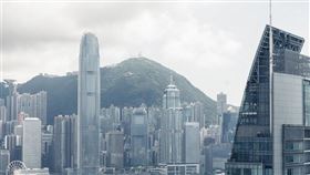 國際信評機構穆迪（Moody's）20日以香港機構的能力與治理「低於原先預估」為由，調降香港信用評等，由Aa2調降至Aa3。（示意圖／圖取自PAKUTASO圖庫）