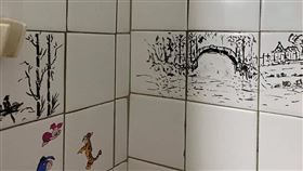 媽媽進浴室超久！換她洗澡見3幅水墨畫嚇歪（圖／翻攝自爆廢公社二館臉書）