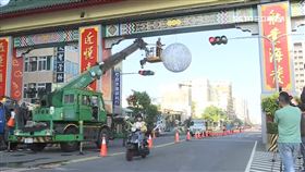 高雄港牌樓掛白燈籠！市民轟「以為在辦喪事」港務局急拆除