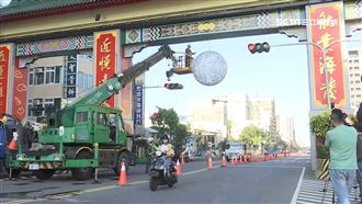 高雄港牌樓燈籠挨轟　港務公司低調拆