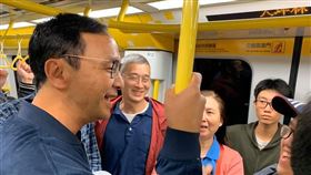 朱立倫臉書發文，搭乘新北環狀線