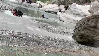 吉普車溯溪受困　車友救援也遭殃