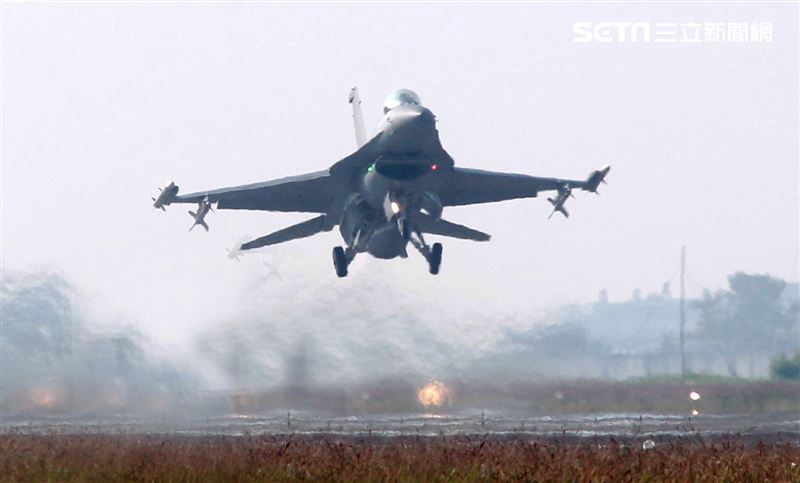 空軍F16V(BLK20)戰機春節加強戰備，全載掛武器裝備緊急起飛捍衛領空安全。（記者邱榮吉/攝影）