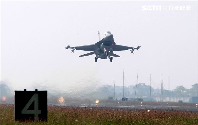 空軍F16V(BLK20)戰機春節加強戰備，全載掛武器裝備緊急起飛捍衛領空安全。（記者邱榮吉/攝影）