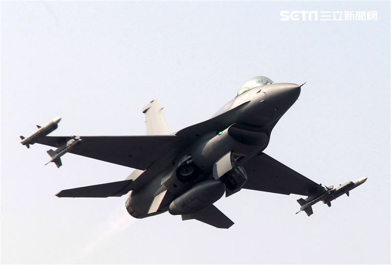 空軍F16V(BLK20)戰機春節加強戰備，全載掛武器裝備緊急起飛捍衛領空安全。（記者邱榮吉/攝影）